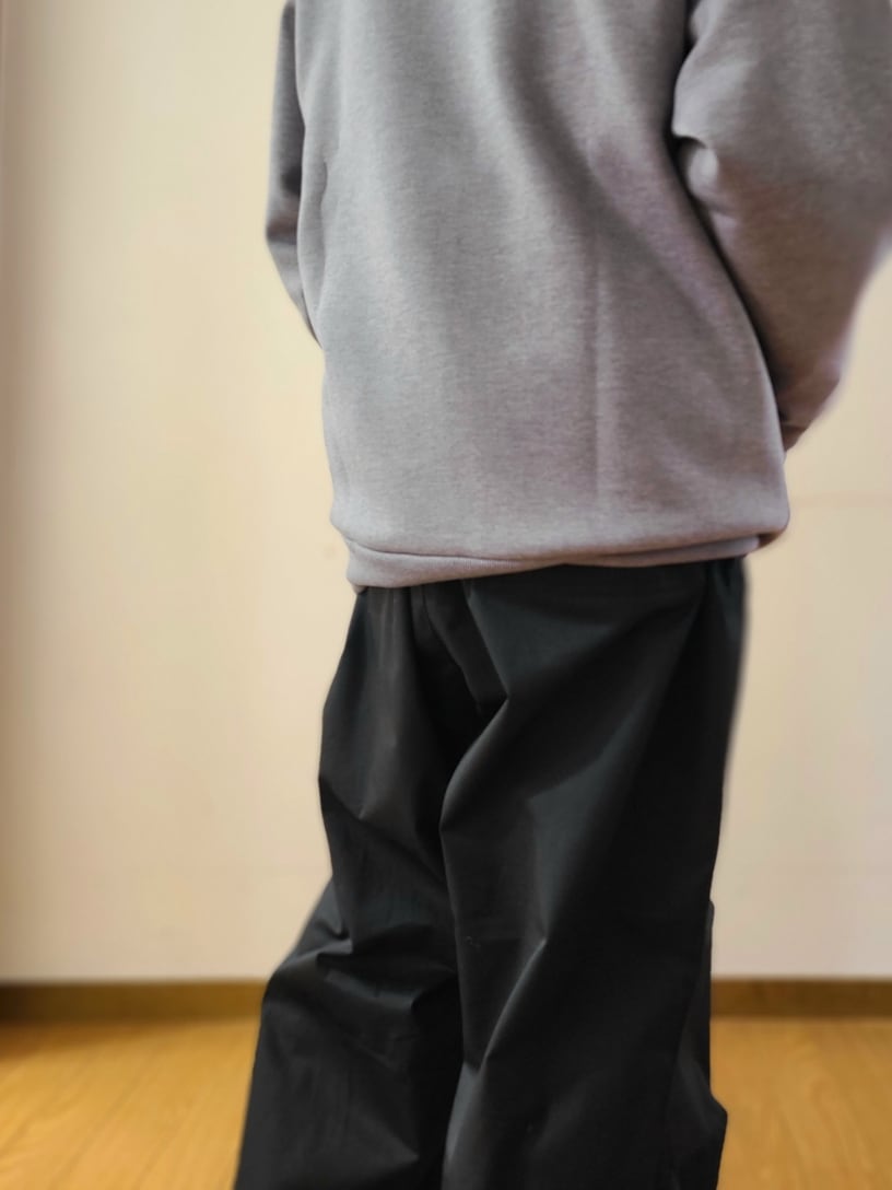 グレー系のパーカー、ブラック系のカーゴパンツを着用したメンズの春コーディネートの5枚目の写真