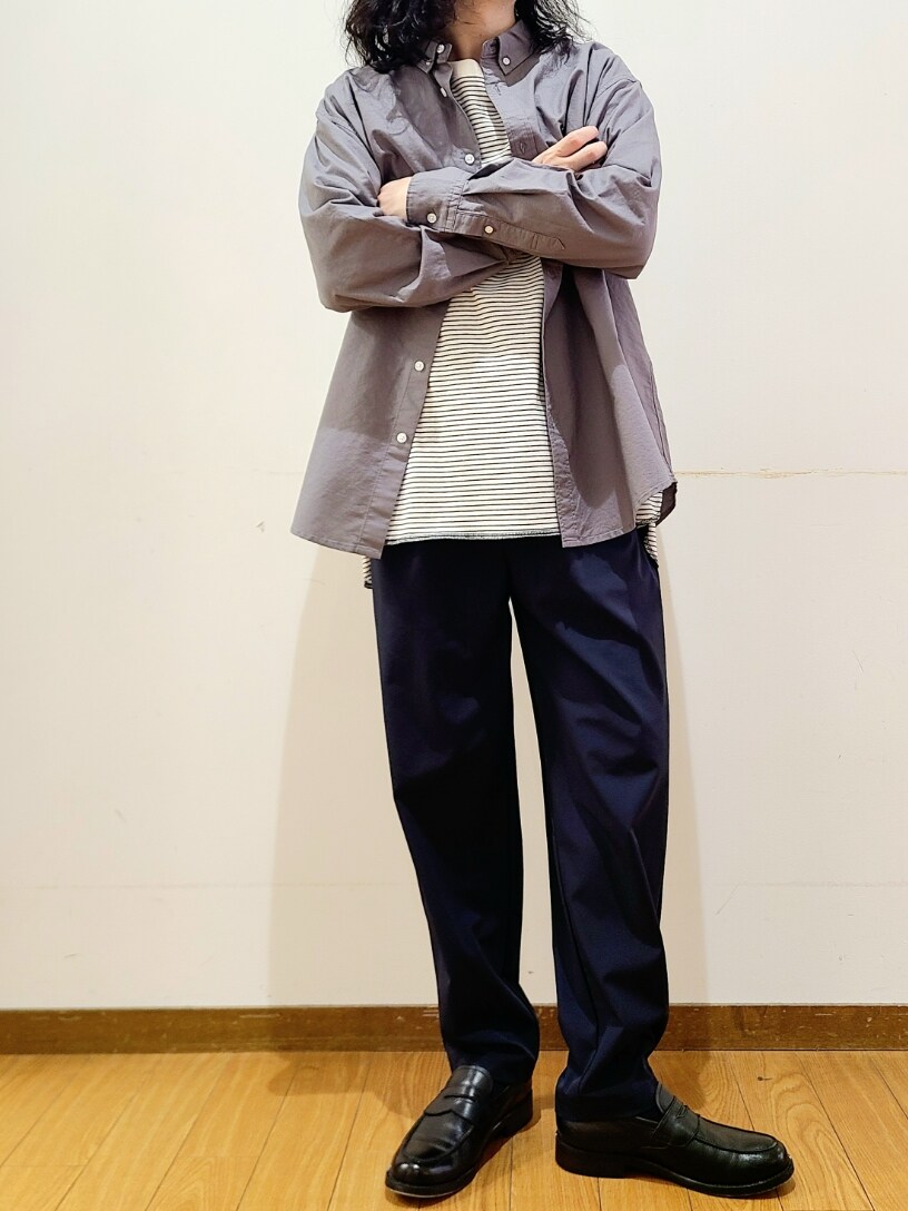 ホワイト系のTシャツ/カットソー、グレー系のシャツ/ブラウス、ブルー系のその他パンツを着用したメンズの秋コーディネートの5枚目の写真