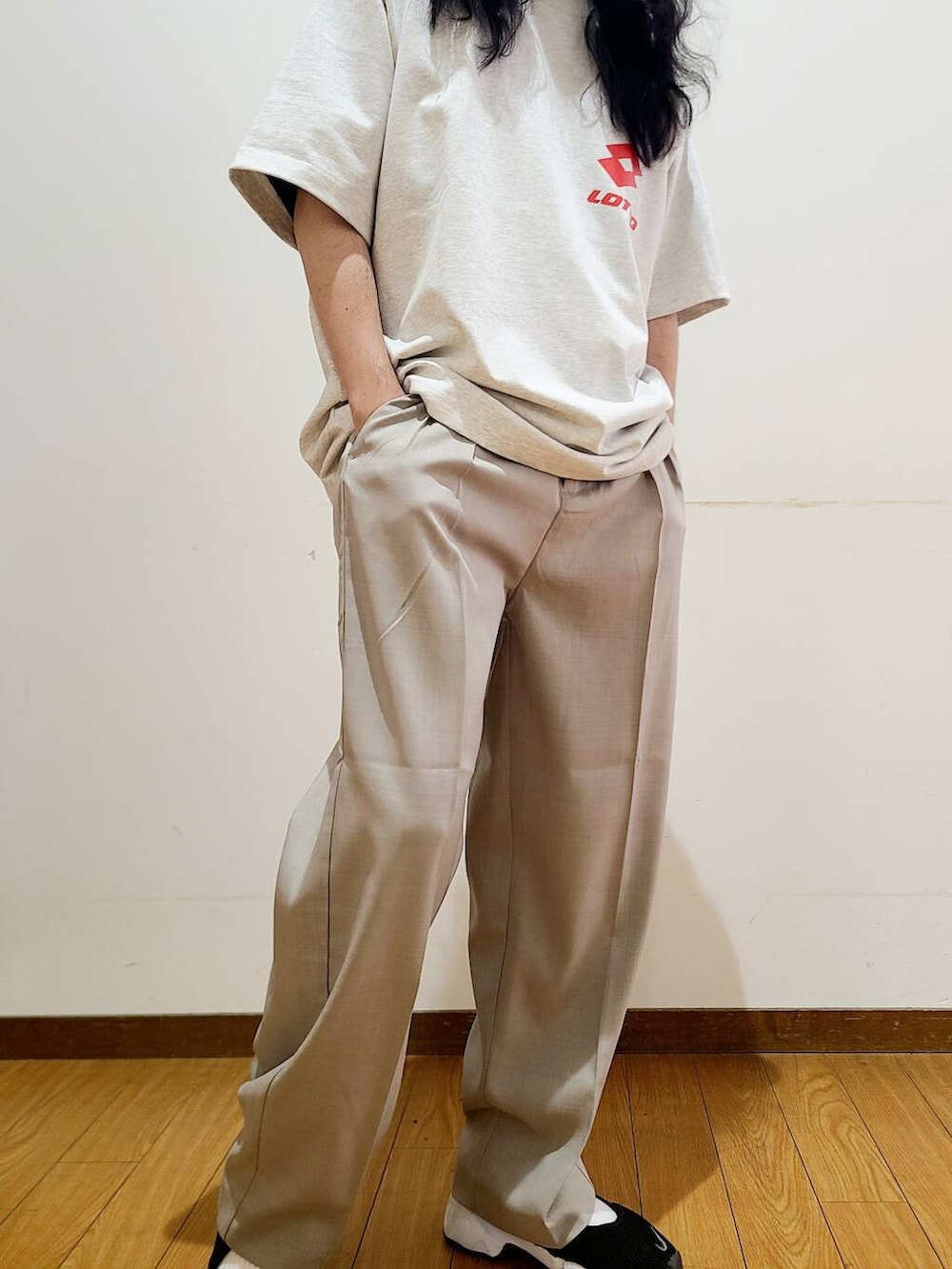 グレー系のTシャツ/カットソー、グレー系のその他パンツを着用したメンズの夏コーディネートの4枚目の写真