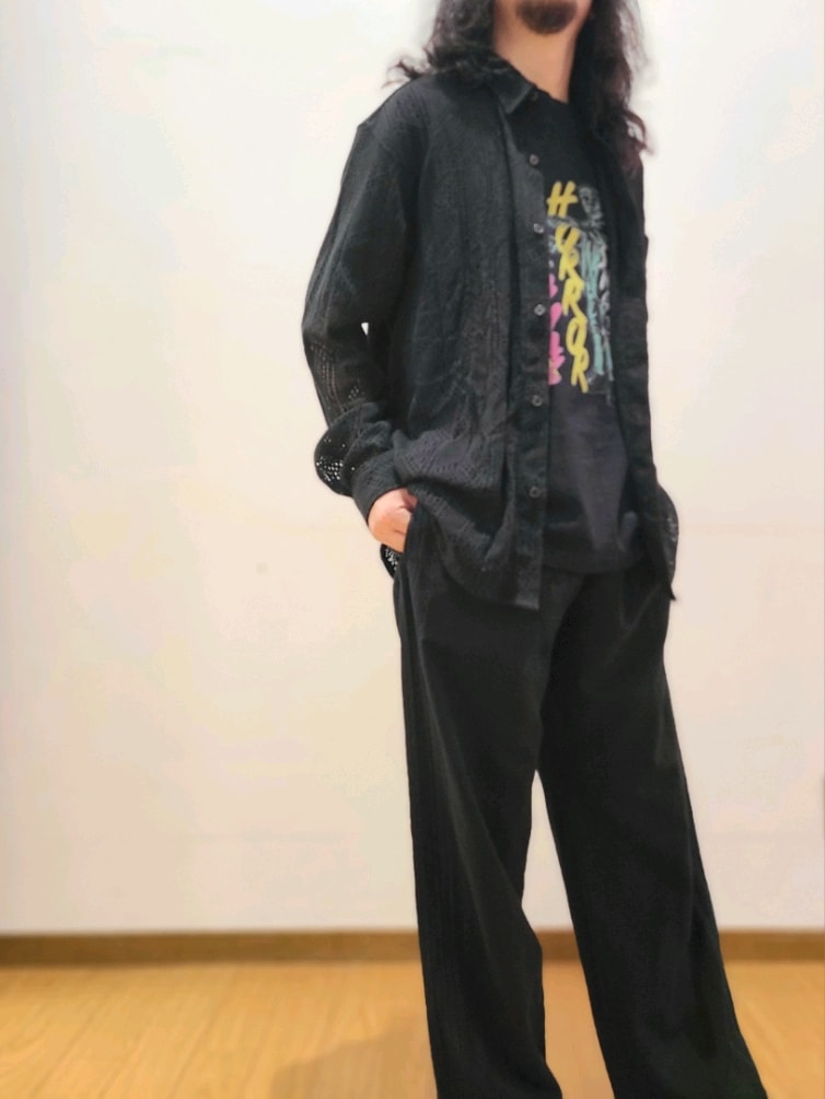 ブラック系のシャツ/ブラウス、ブラック系のその他パンツを着用したメンズの春コーディネートの4枚目の写真