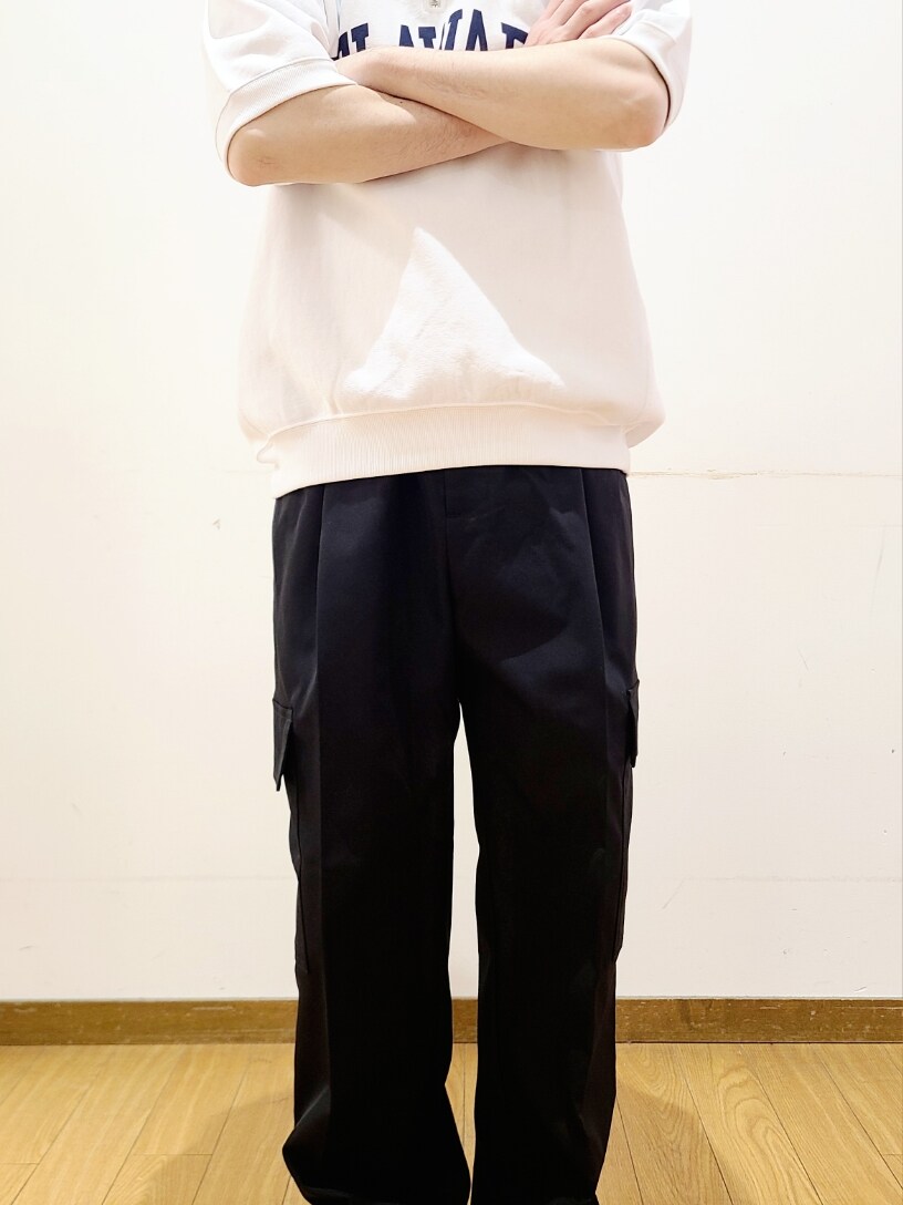 ホワイト系のTシャツ/カットソー、ブラック系のその他パンツを着用したメンズの春コーディネートの6枚目の写真