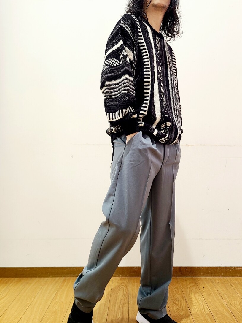 ブラック系のニット/セーター、グリーン系のその他パンツを着用したメンズの秋コーディネートの6枚目の写真