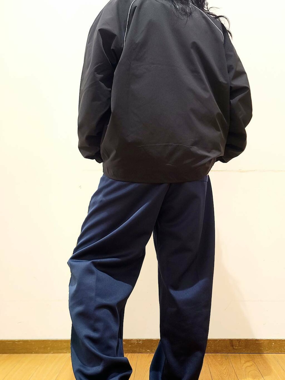 ブルー系のその他パンツ、ブラック系のブルゾン、その他のスウェットを着用したメンズの冬コーディネートの9枚目の写真