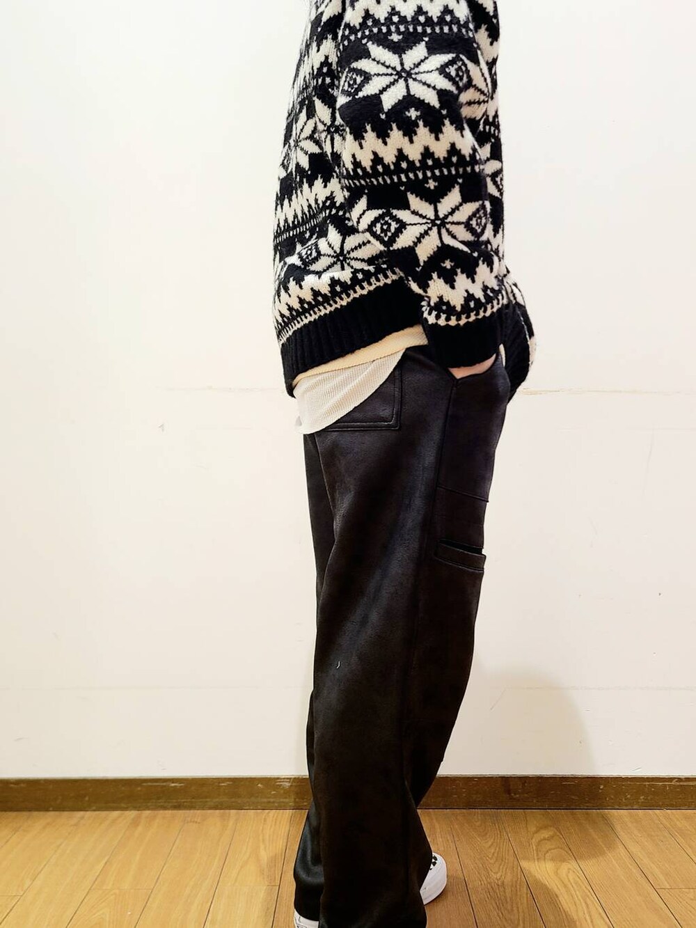 ブラック系のその他パンツ、ブラック系のスニーカー、ブラック系のニット/セーターを着用したメンズの冬コーディネートの7枚目の写真