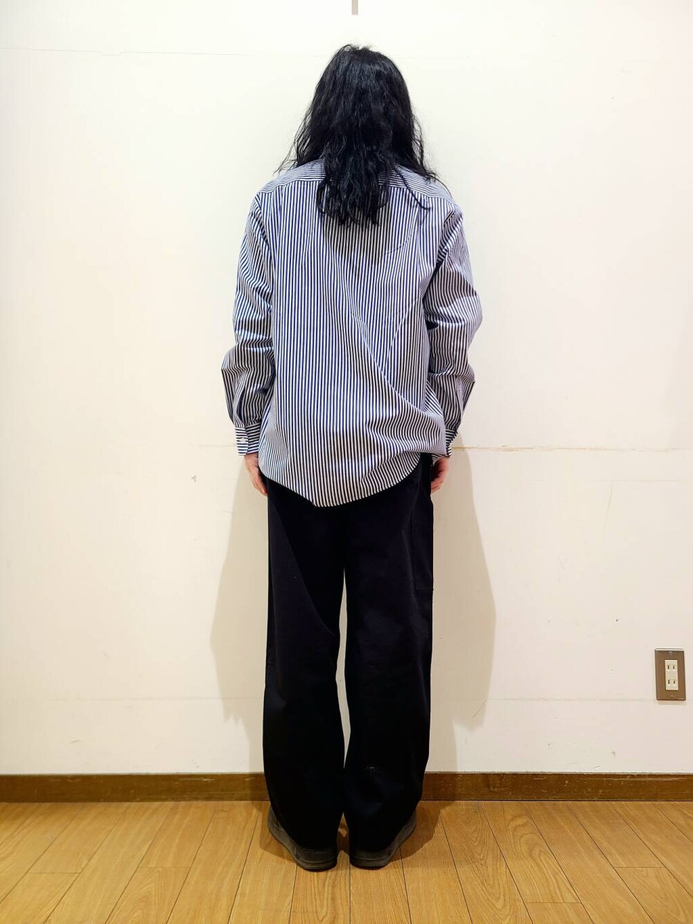 ブルー系のシャツ/ブラウス、ブラック系のその他パンツを着用したメンズの冬コーディネートの3枚目の写真