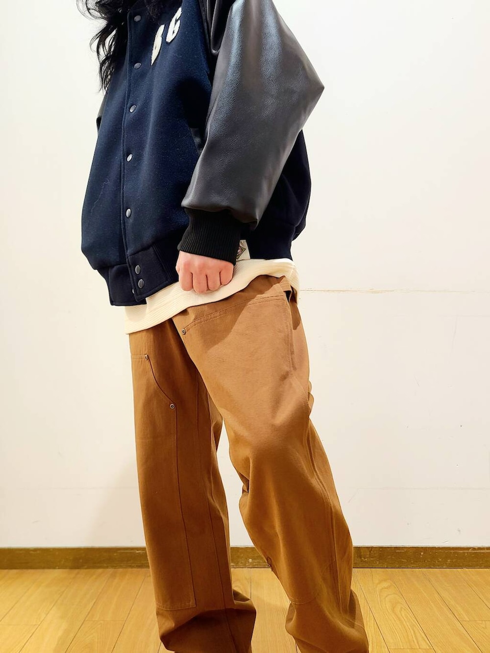 ホワイト系のスウェット、ブルー系のスタジャン、ブラウン系のその他パンツを着用したメンズの冬コーディネートの7枚目の写真