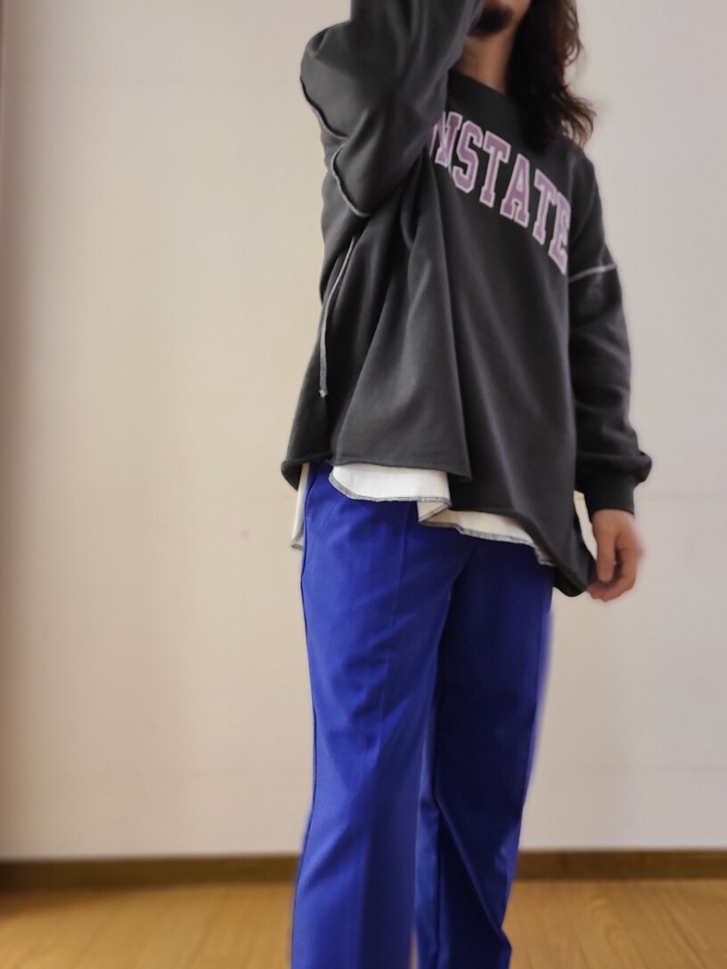 グレー系のTシャツ/カットソー、ホワイト系のTシャツ/カットソー、ブルー系のその他パンツを着用したメンズの春コーディネートの9枚目の写真