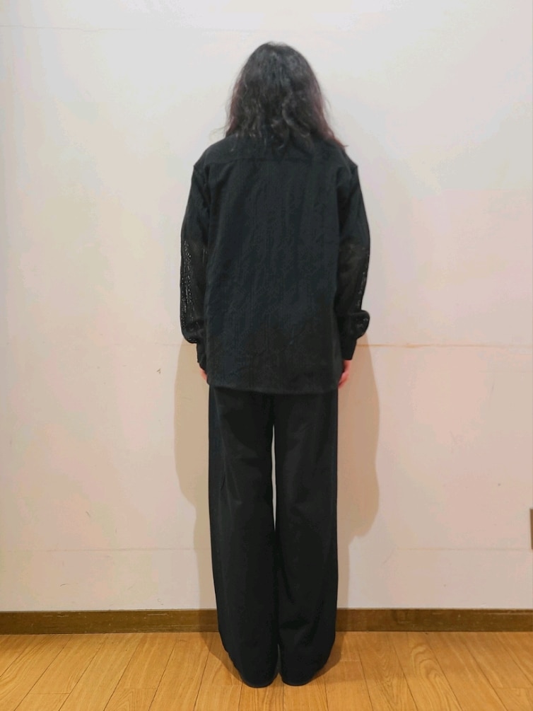 ブラック系のシャツ/ブラウス、ブラック系のその他パンツを着用したメンズの春コーディネートの3枚目の写真