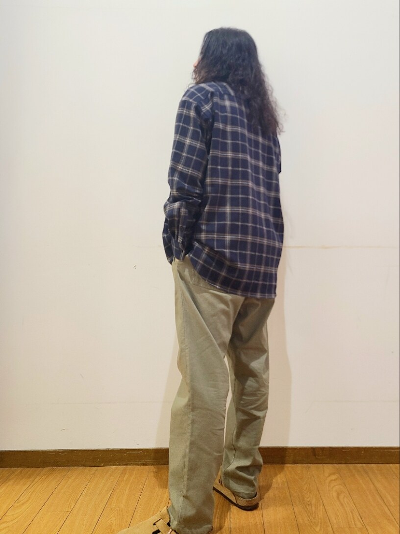 ピンク系のTシャツ/カットソー、グリーン系のその他パンツ、ベージュ系のサンダルを着用したメンズの夏コーディネートの7枚目の写真