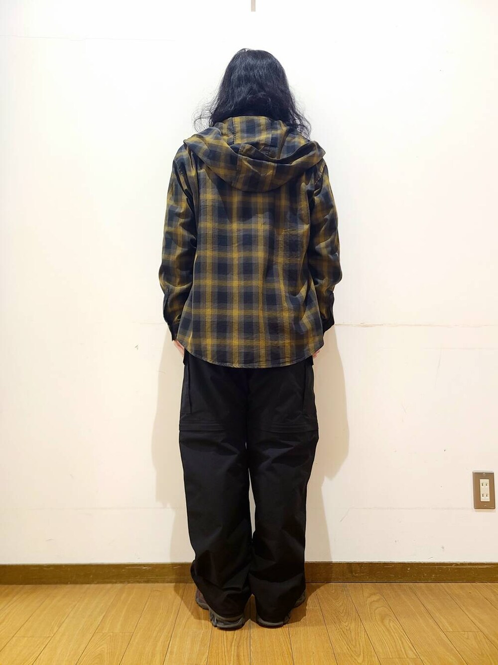 ブラック系のその他パンツ、ホワイト系のTシャツ/カットソー、ブラウン系のシャツ/ブラウスを着用したメンズの春コーディネートの3枚目の写真