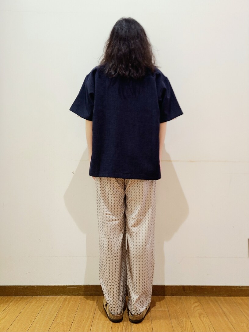 ブルー系のシャツ/ブラウス、ホワイト系のTシャツ/カットソー、ベージュ系のスラックスを着用したメンズの夏コーディネートの4枚目の写真