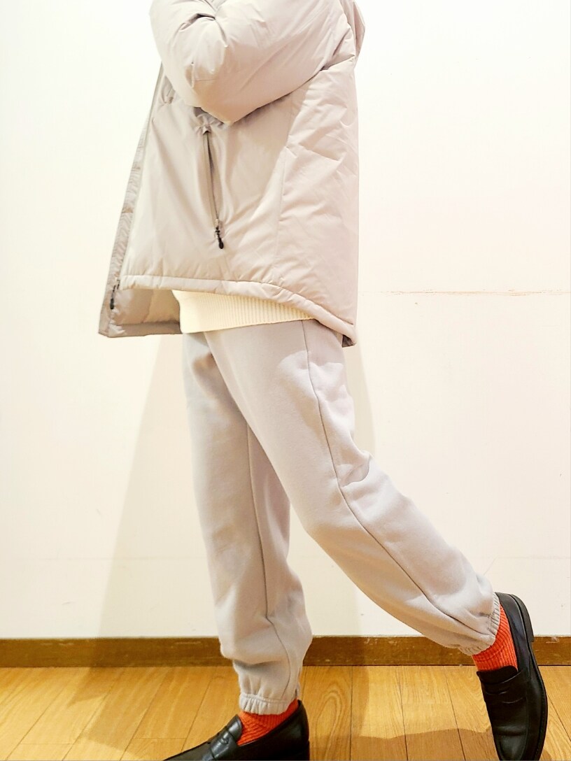 ホワイト系のニット/セーター、グレー系のスウェットパンツ、ベージュ系のダウンジャケット/コートを着用したメンズの冬コーディネートの8枚目の写真