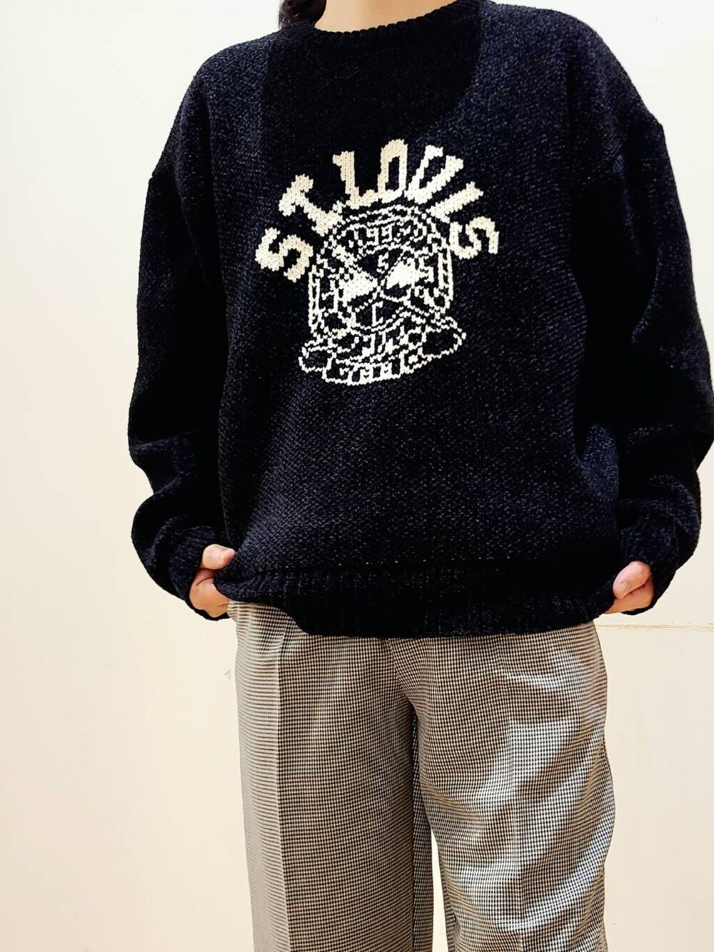 その他のその他パンツ、ブラック系のニット/セーターを着用したメンズの秋コーディネートの7枚目の写真