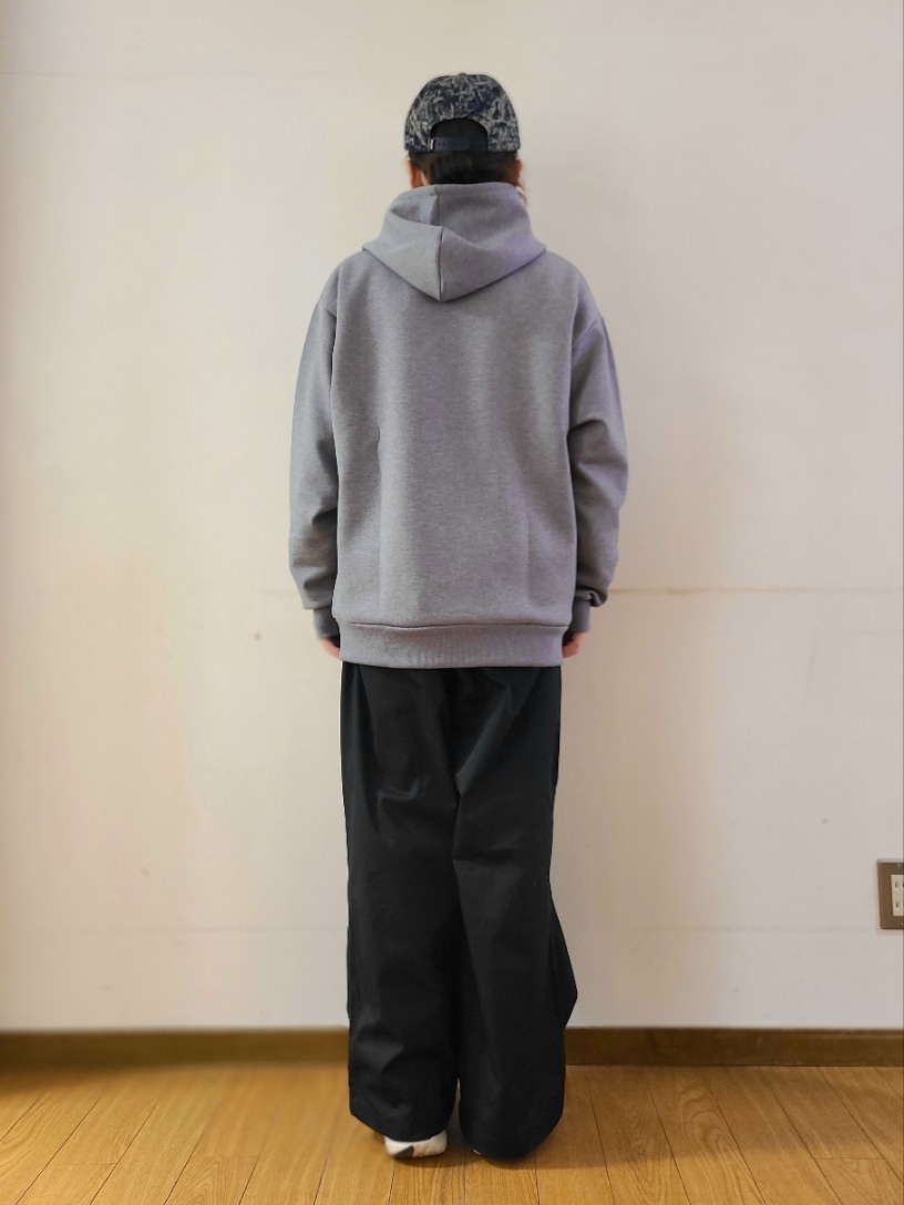 グレー系のパーカー、ブラック系のカーゴパンツを着用したメンズの春コーディネートの3枚目の写真