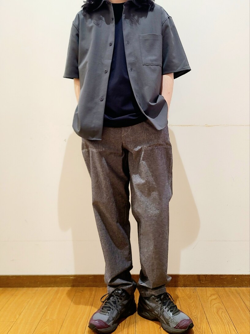 ブラック系のTシャツ/カットソー、グレー系のシャツ/ブラウス、グレー系のその他パンツを着用したメンズの夏コーディネートの4枚目の写真