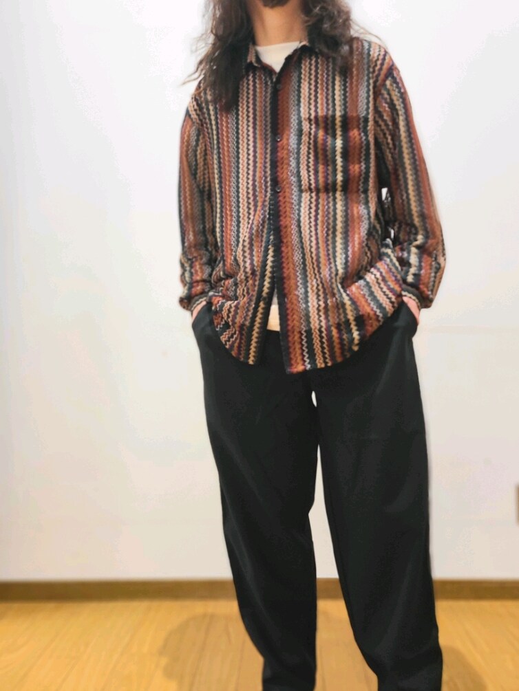 レッド系のシャツ/ブラウス、ホワイト系のTシャツ/カットソー、ブラック系のその他パンツを着用したメンズの春コーディネートの4枚目の写真