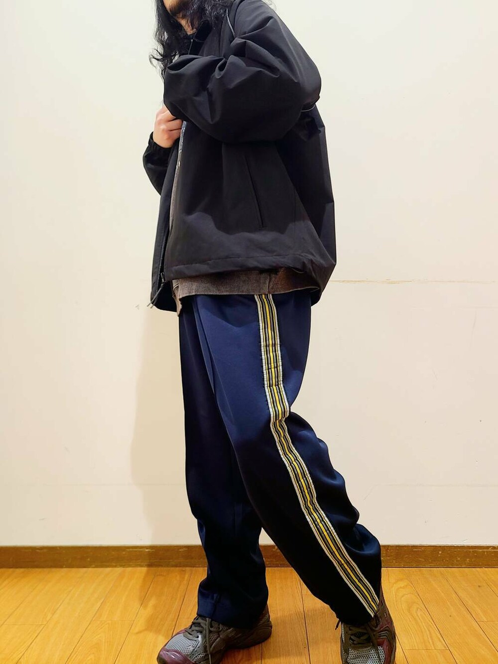 ブルー系のその他パンツ、ブラック系のブルゾン、その他のスウェットを着用したメンズの冬コーディネートの6枚目の写真