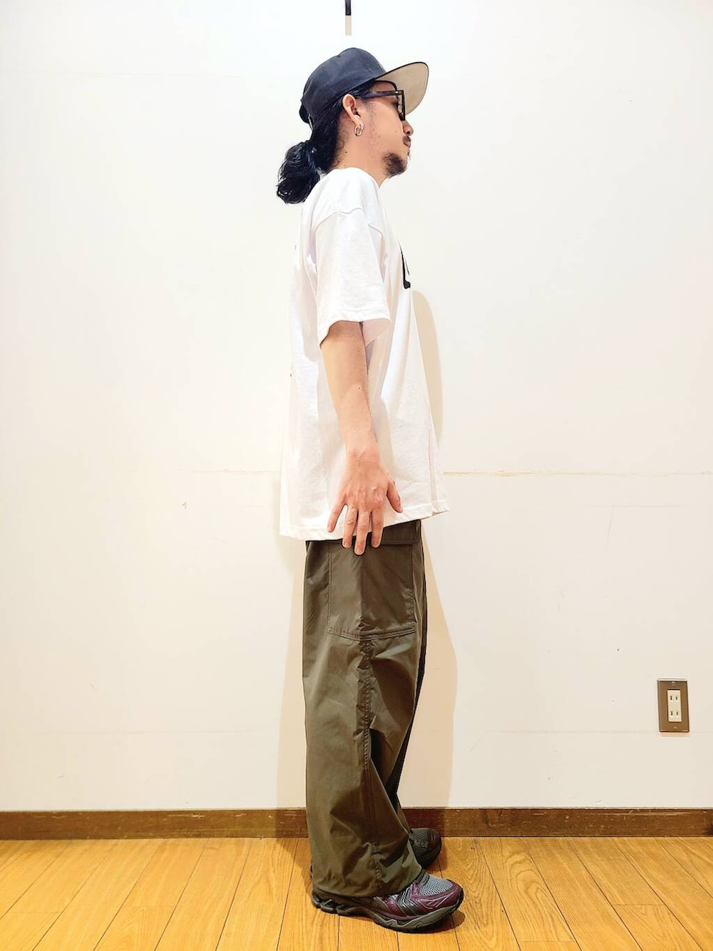 グリーン系のその他パンツ、ホワイト系のTシャツ/カットソー、ブラウン系のメガネを着用したメンズの夏コーディネートの2枚目の写真