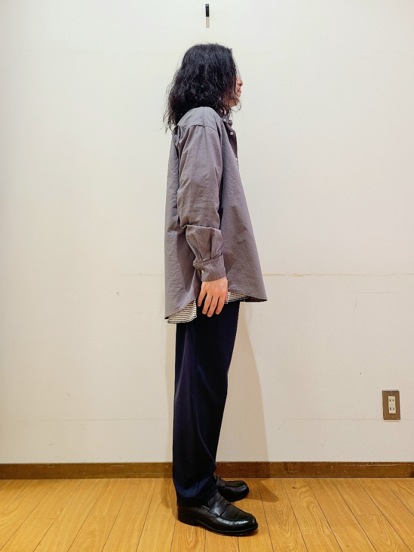 ホワイト系のTシャツ/カットソー、グレー系のシャツ/ブラウス、ブルー系のその他パンツを着用したメンズの秋コーディネートの3枚目の写真