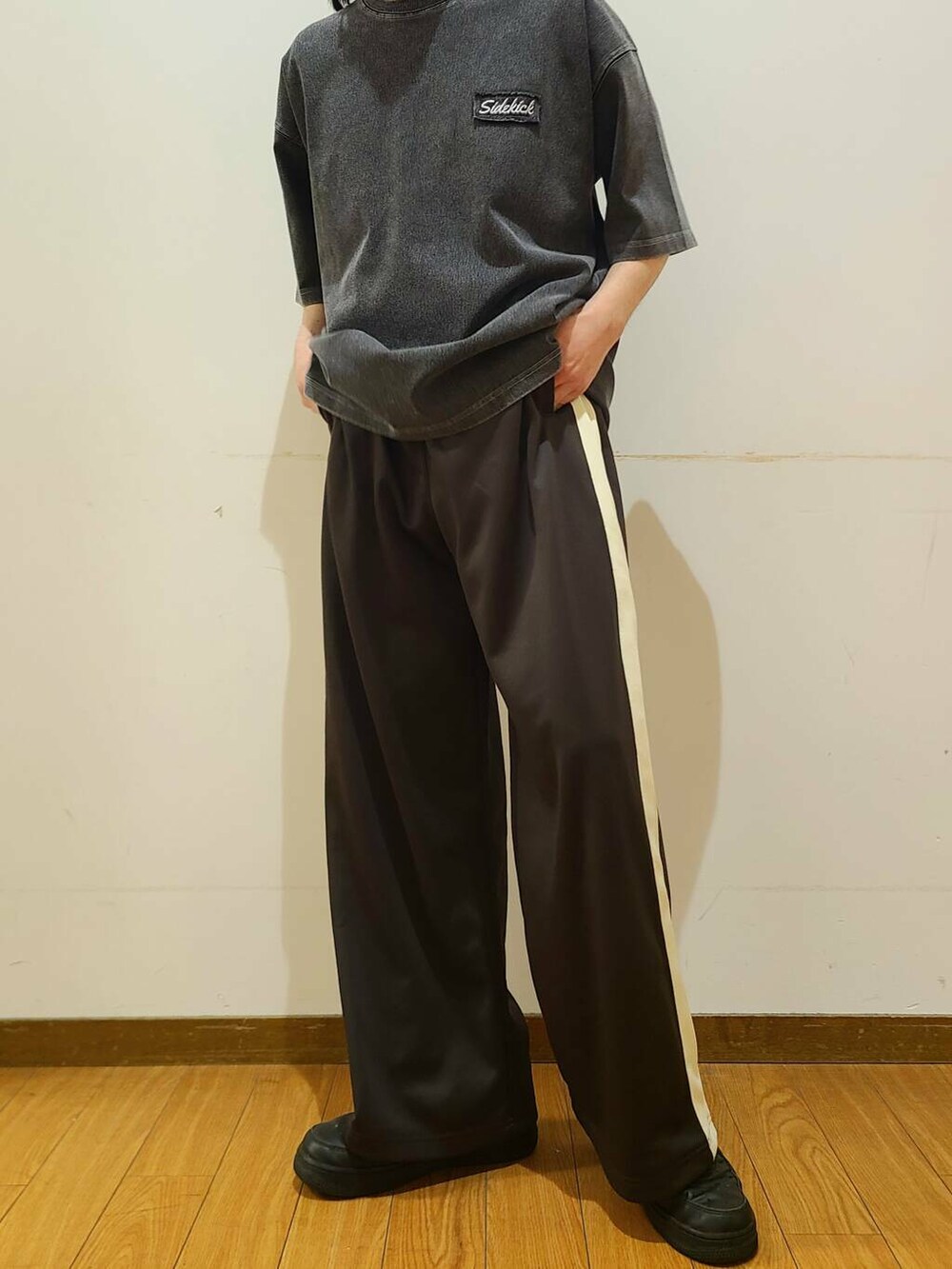 ブラウン系のその他パンツ、ブラック系のTシャツ/カットソー、グリーン系のメガネを着用したメンズの春コーディネートの4枚目の写真