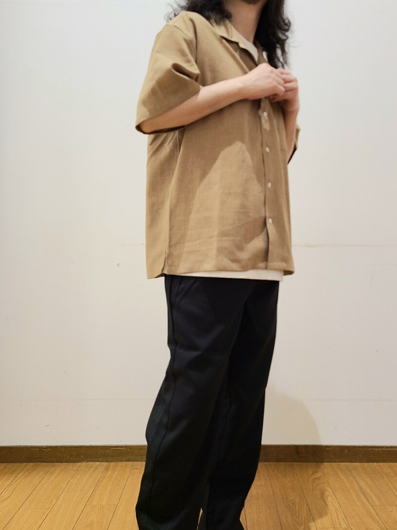 ベージュ系のシャツ/ブラウス、ホワイト系のTシャツ/カットソー、ブラック系のその他パンツを着用したメンズの春コーディネートの4枚目の写真