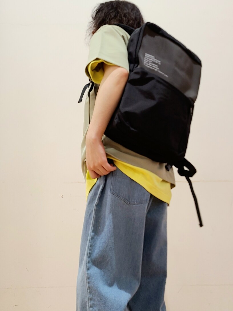 イエロー系のTシャツ/カットソー、グリーン系のTシャツ/カットソー、ブルー系のデニムパンツを着用したメンズの春コーディネートの5枚目の写真