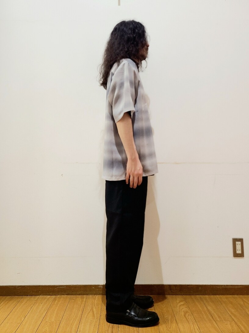 グレー系のシャツ/ブラウス、ブラック系のその他パンツ、ブラック系のTシャツ/カットソーを着用したメンズの夏コーディネートの2枚目の写真