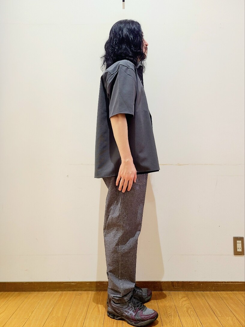 ブラック系のTシャツ/カットソー、グレー系のシャツ/ブラウス、グレー系のその他パンツを着用したメンズの夏コーディネートの2枚目の写真