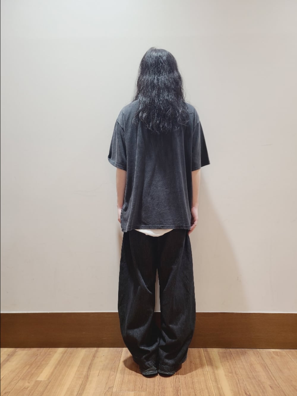 ブラック系のTシャツ/カットソー、ブラック系のデニムパンツを着用したメンズの夏コーディネートの3枚目の写真