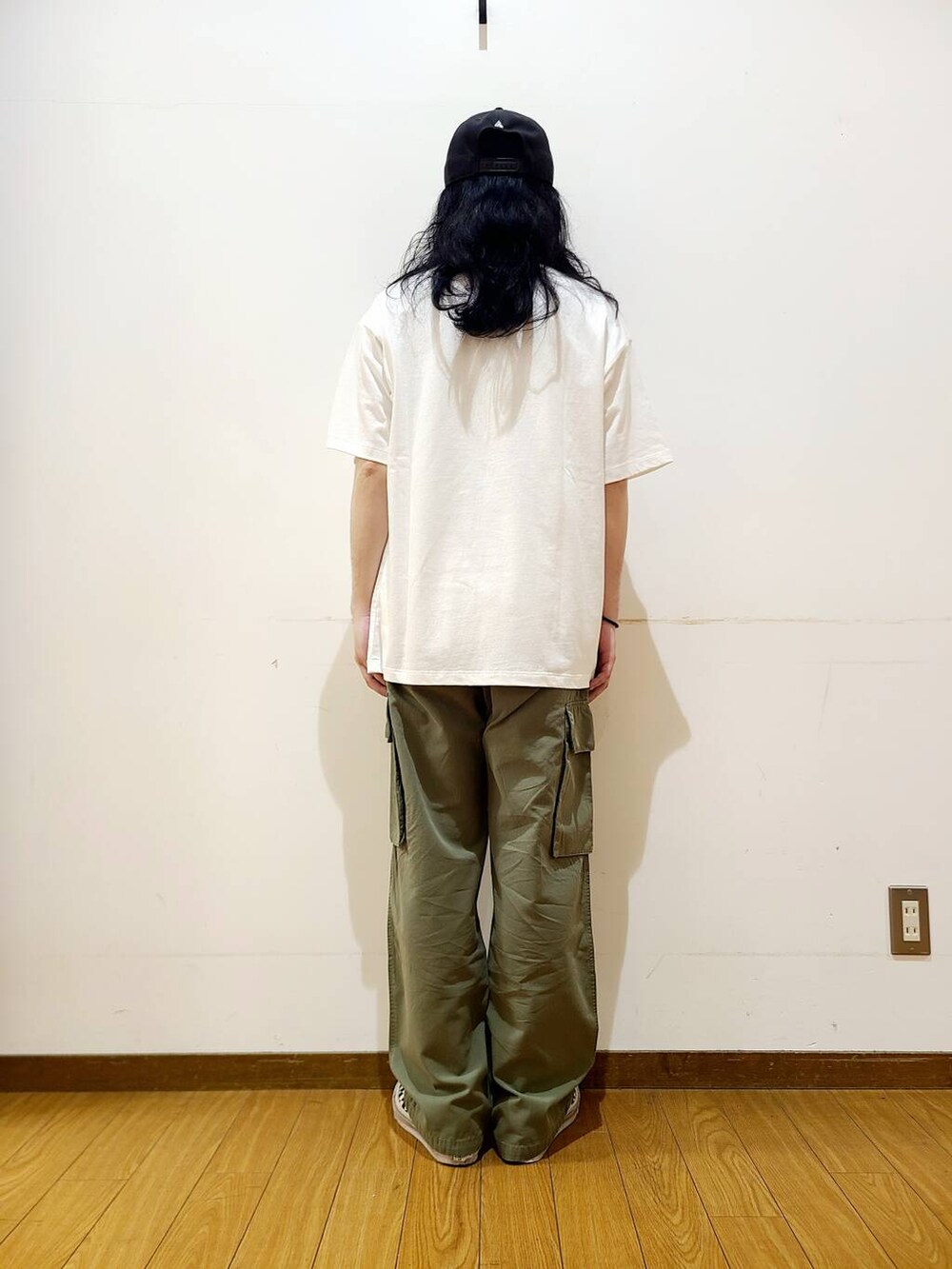 グリーン系のその他パンツ、ホワイト系のTシャツ/カットソー、イエロー系のメガネを着用したメンズの夏コーディネートの3枚目の写真