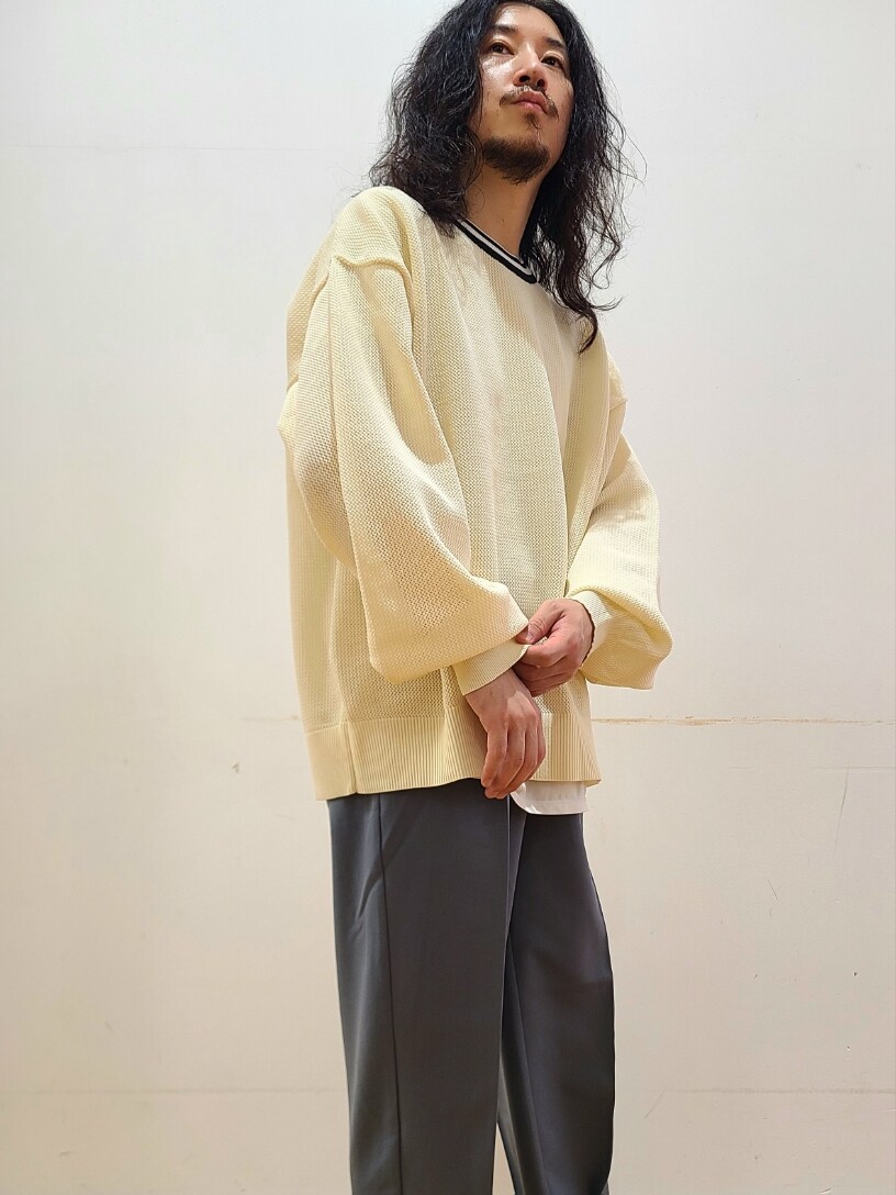 ホワイト系のTシャツ/カットソー、グリーン系のその他パンツを着用したメンズの秋コーディネートの4枚目の写真