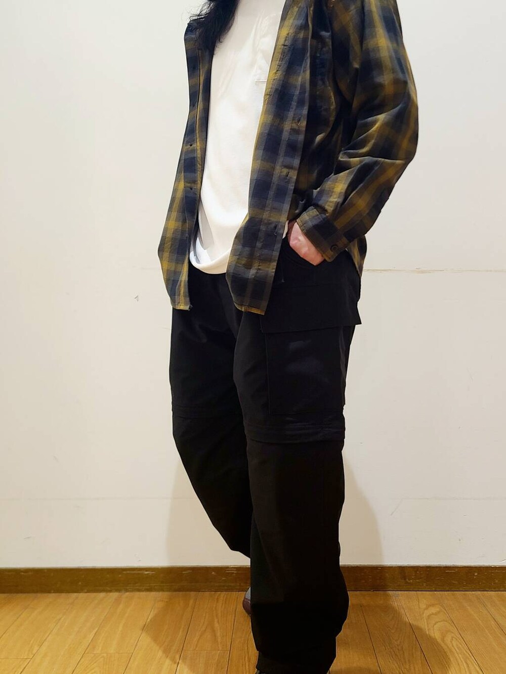 ブラック系のその他パンツ、ホワイト系のTシャツ/カットソー、ブラウン系のシャツ/ブラウスを着用したメンズの春コーディネートの4枚目の写真