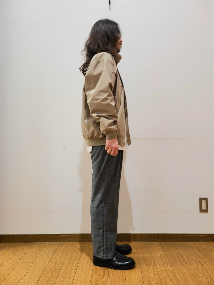 「低身長、低身長コーデ、ITEMS URBANRESEARCH、アイテムズアーバンリサーチ、ワイドパンツ、白シャツ、チェックパンツ、ウィンドウペン、スタンドカラー、ブルゾン、スラックス、トラッド、おでかけコーデ」｜「ITEMS URBANRESEARCHのスタンドカラー ZIP UP ブルゾン（ブルゾン、グレー系）」を使った、アライタカノリさん（メンズ・164cm）の春コーディネートの2枚目の写真