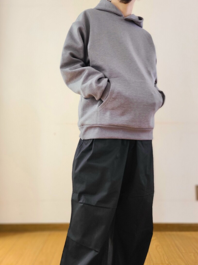 グレー系のパーカー、ブラック系のカーゴパンツを着用したメンズの春コーディネートの8枚目の写真
