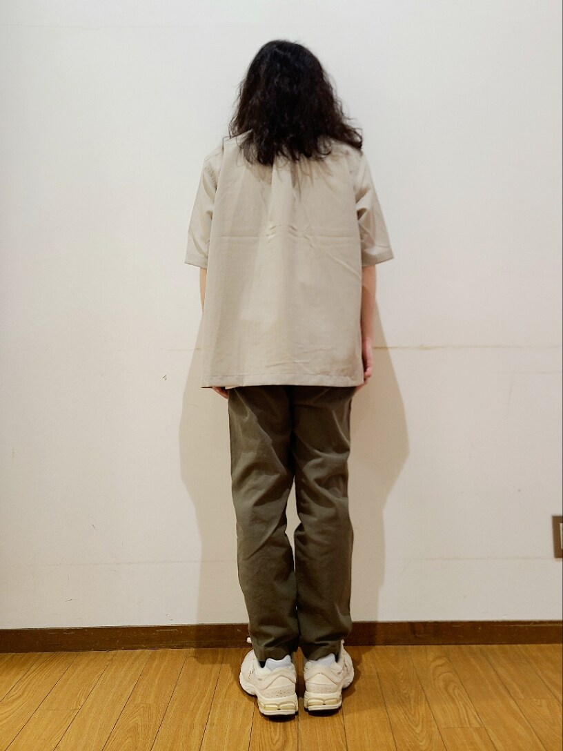 ベージュ系のシャツ/ブラウス、グリーン系のその他パンツ、その他のTシャツ/カットソーを着用したメンズの春コーディネートの3枚目の写真