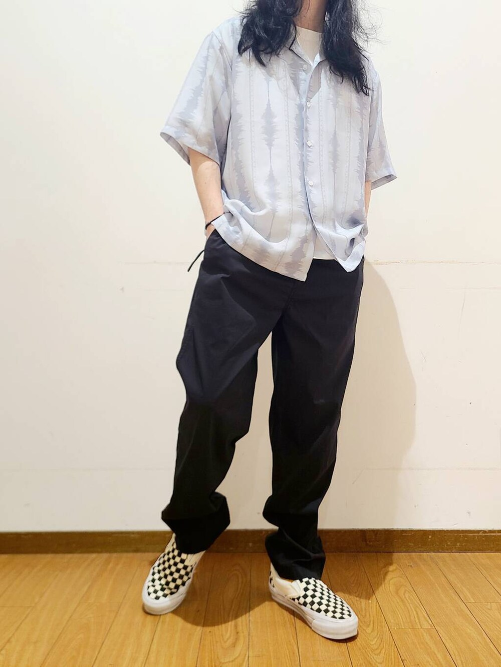 ホワイト系のTシャツ/カットソー、グレー系のシャツ/ブラウスを着用したメンズの春コーディネートの4枚目の写真