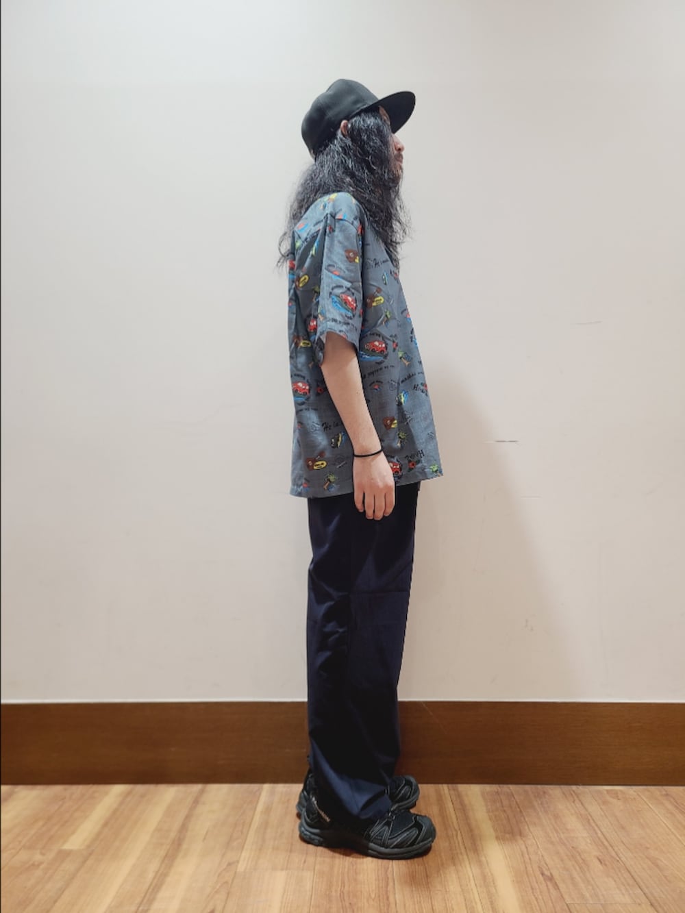 グレー系のシャツ/ブラウス、ブルー系のその他パンツを着用したメンズの夏コーディネートの2枚目の写真
