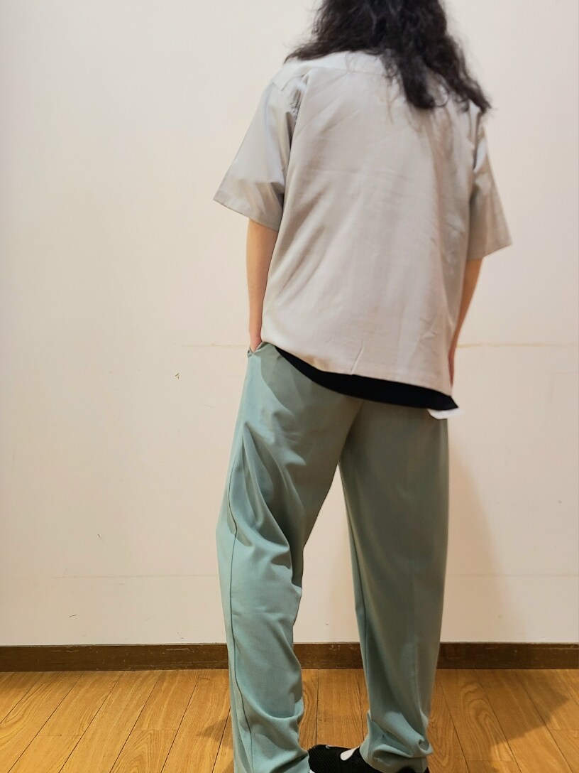 グレー系のシャツ/ブラウス、ブラック系のTシャツ/カットソー、グリーン系のその他パンツを着用したメンズの夏コーディネートの6枚目の写真