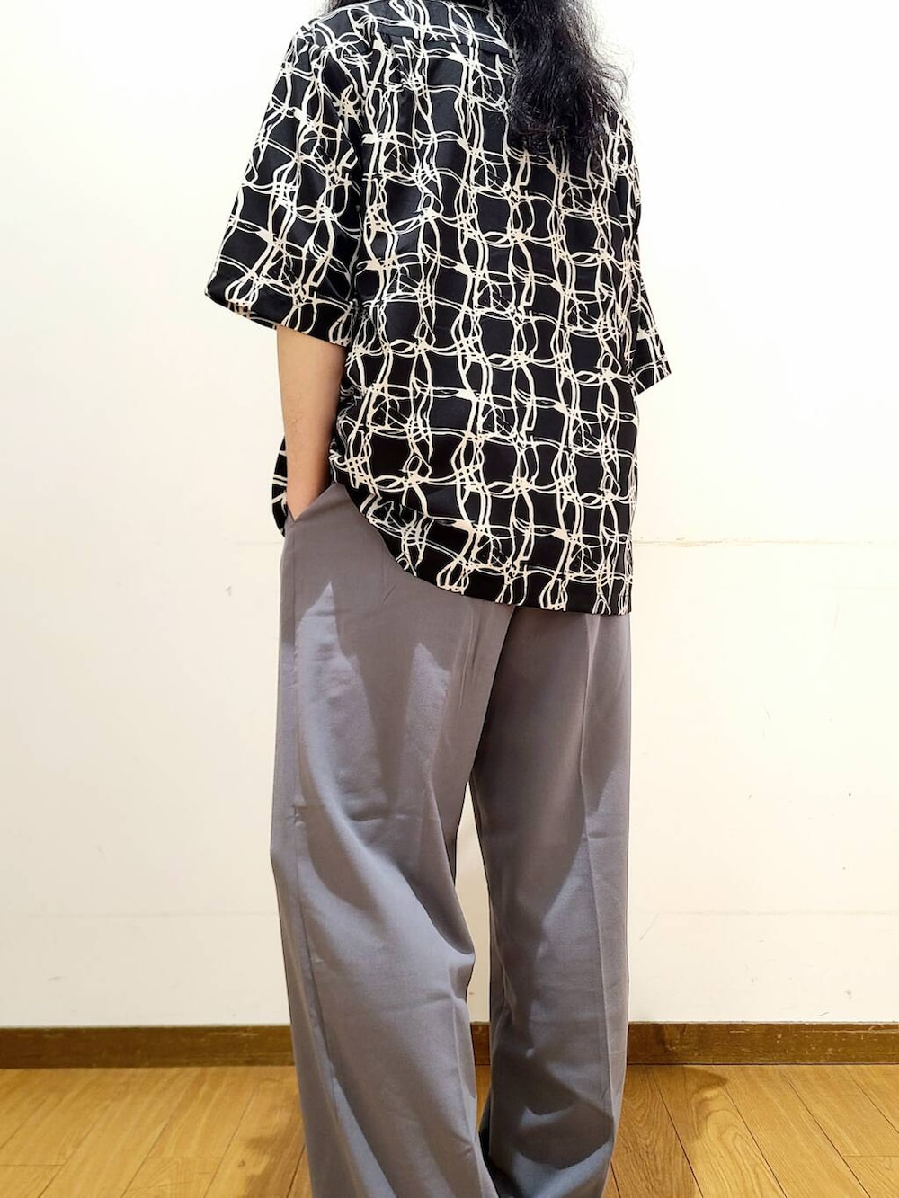 ホワイト系のTシャツ/カットソー、ブラック系のシャツ/ブラウスを着用したメンズの春コーディネートの8枚目の写真