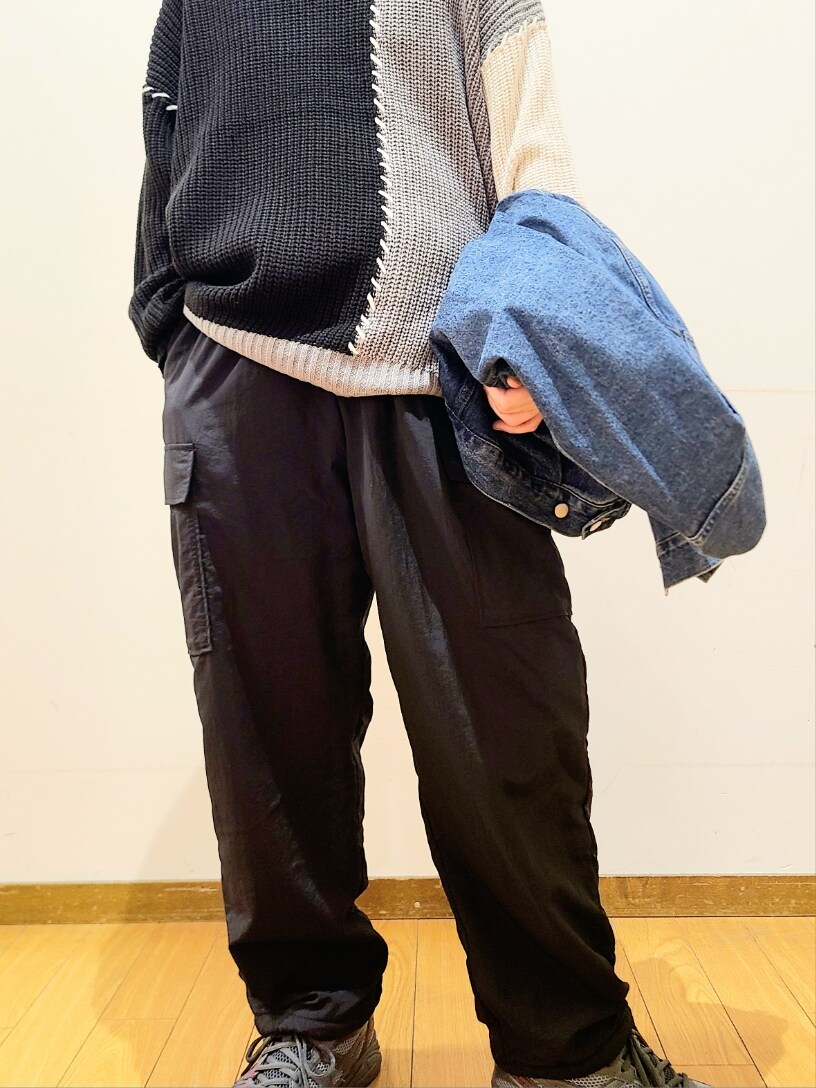 ブラック系のニット/セーター、ブラック系のその他パンツ、ブラック系のキャップを着用したメンズの秋コーディネートの6枚目の写真