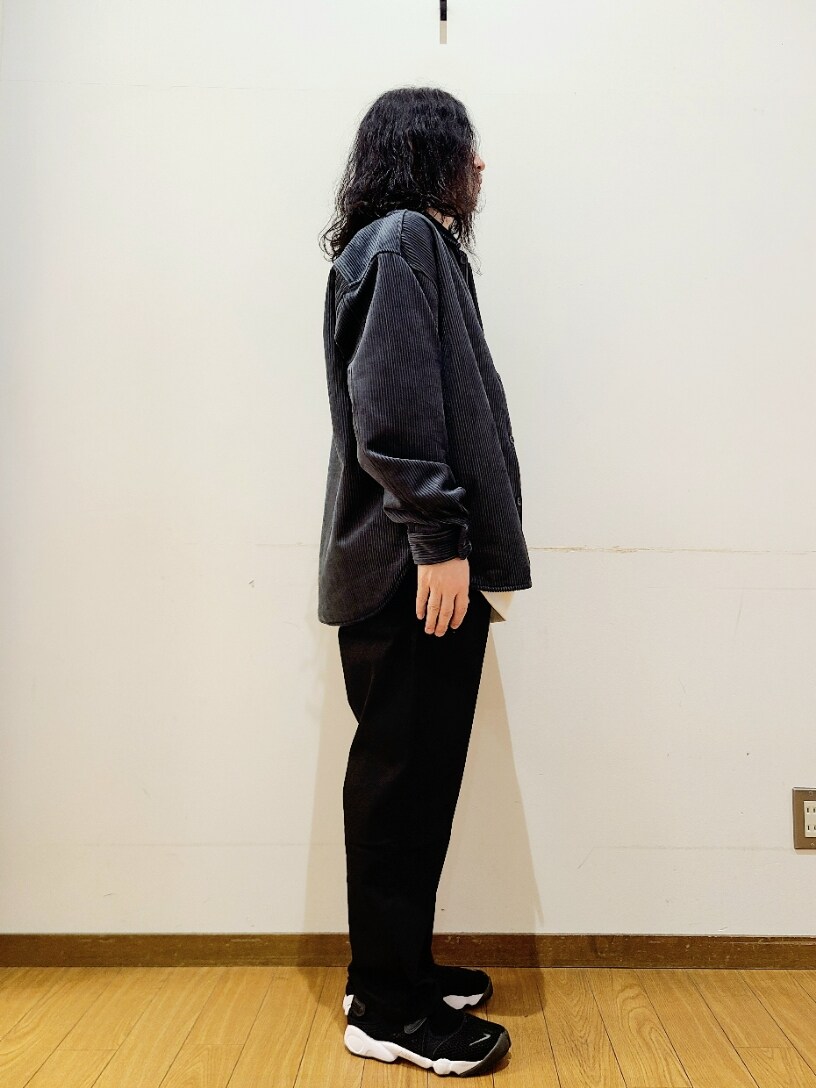 ホワイト系のスウェット、ブラック系のその他パンツ、グリーン系のシャツ/ブラウスを着用したメンズの秋コーディネートの3枚目の写真