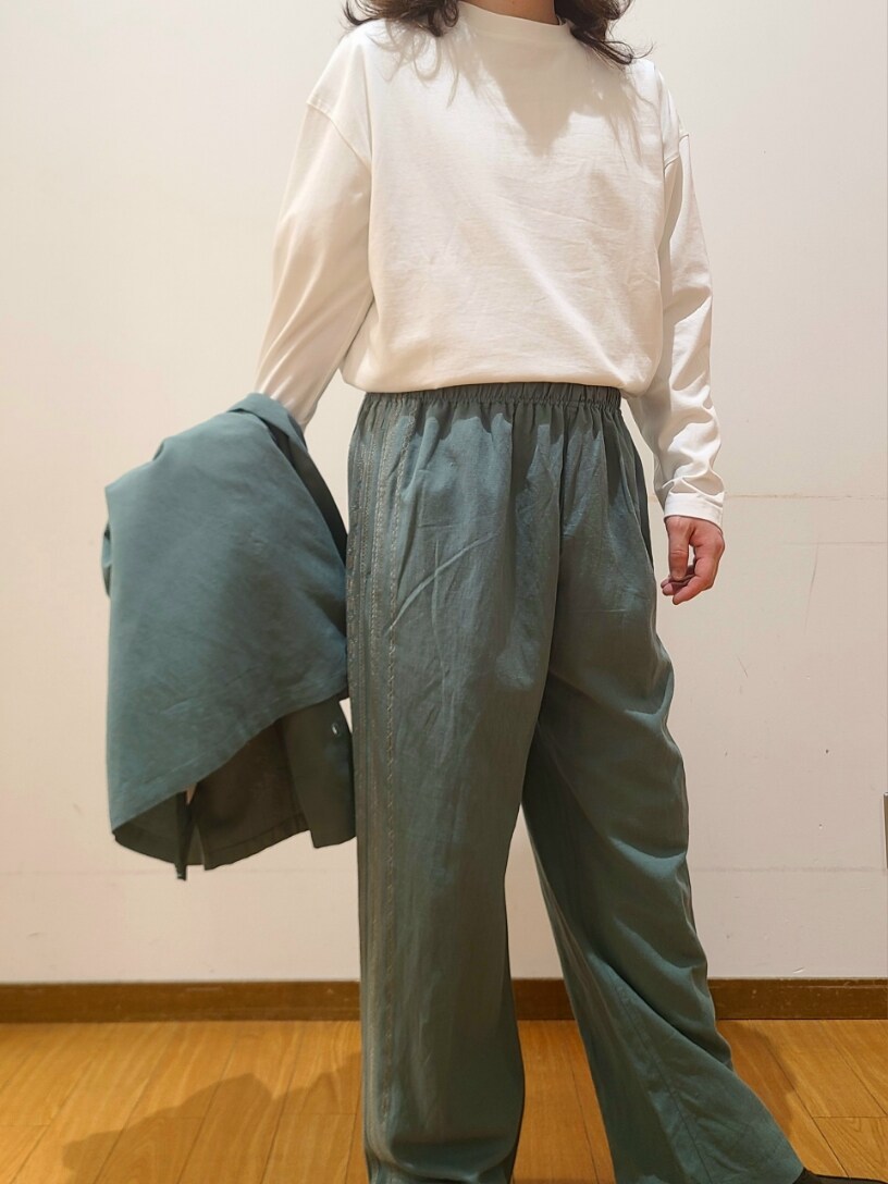 グリーン系のシャツ/ブラウス、グリーン系のその他パンツ、ホワイト系のTシャツ/カットソーを着用したメンズの春コーディネートの8枚目の写真