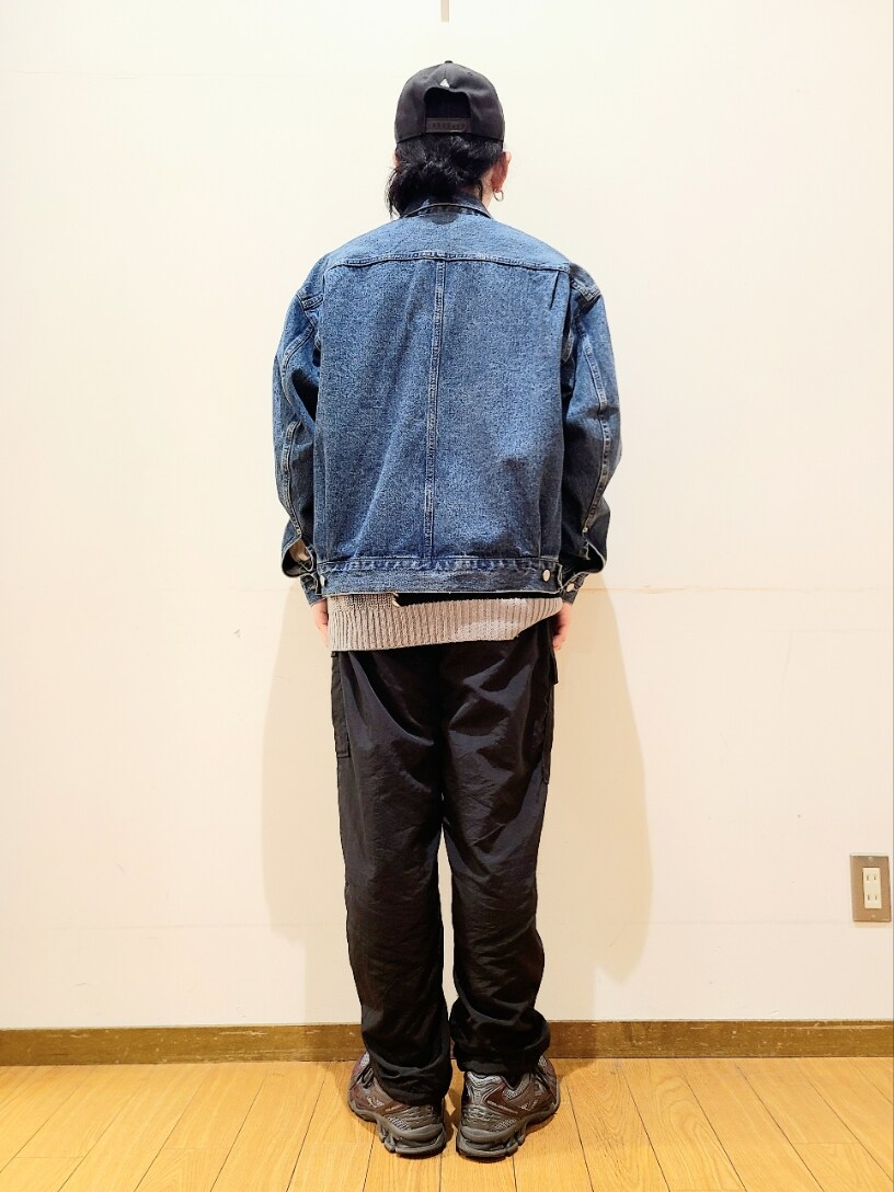 ブラック系のニット/セーター、ブラック系のその他パンツ、ブラック系のキャップを着用したメンズの秋コーディネートの3枚目の写真