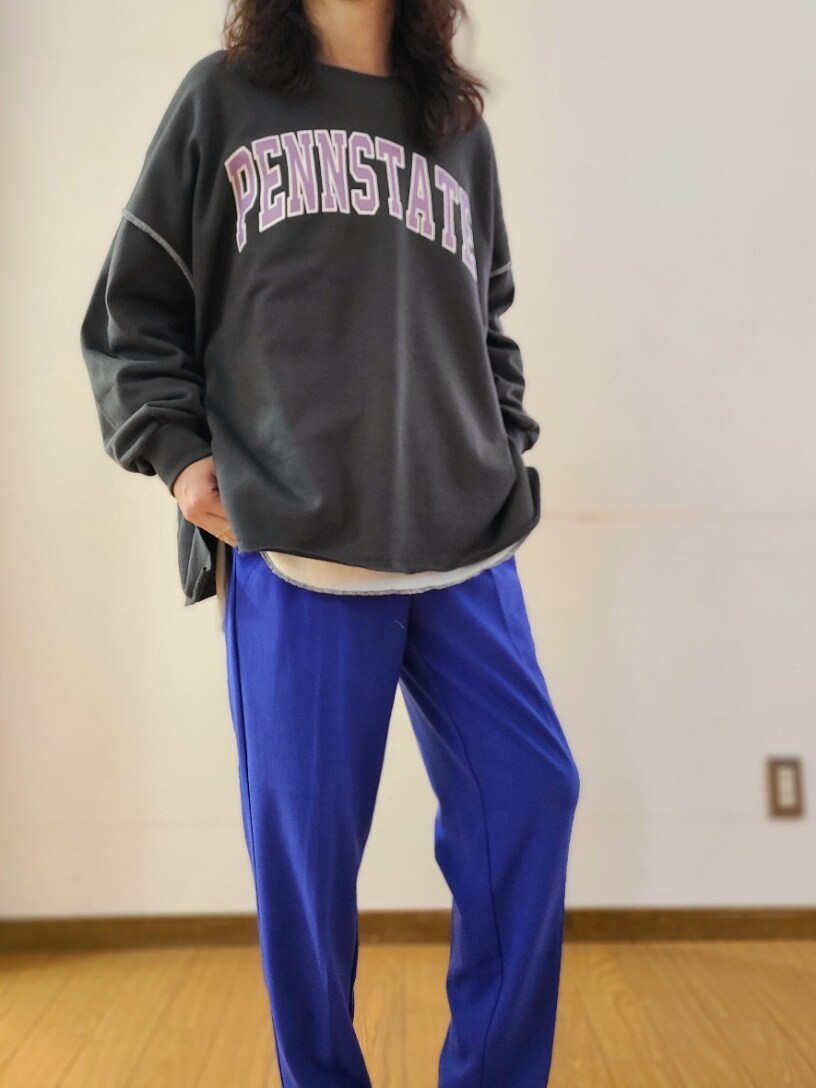 グレー系のTシャツ/カットソー、ホワイト系のTシャツ/カットソー、ブルー系のその他パンツを着用したメンズの春コーディネートの4枚目の写真