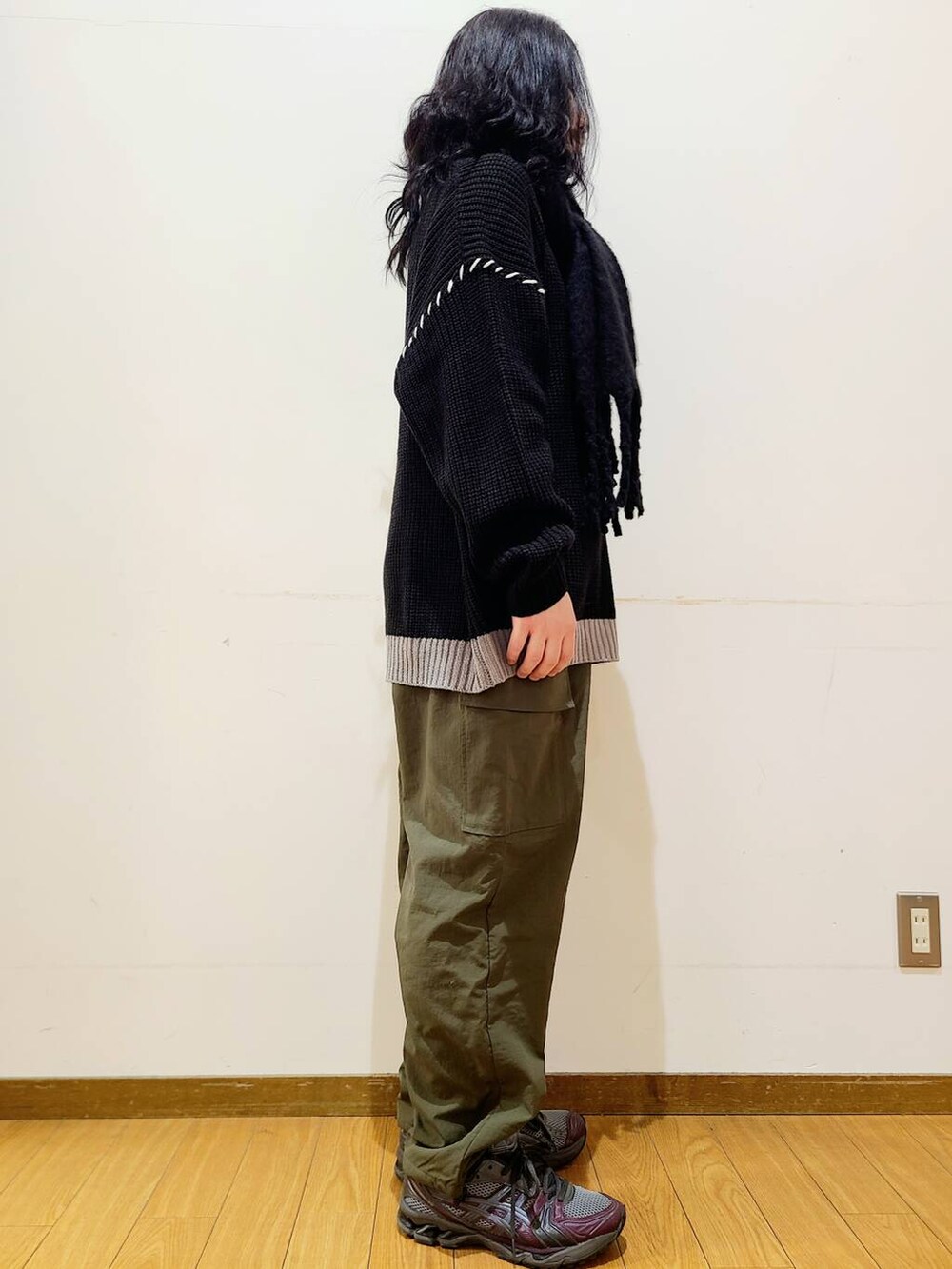 グリーン系のその他パンツ、ブラック系のニット/セーター、ブラック系のストール/ショールを着用したメンズの冬コーディネートの2枚目の写真