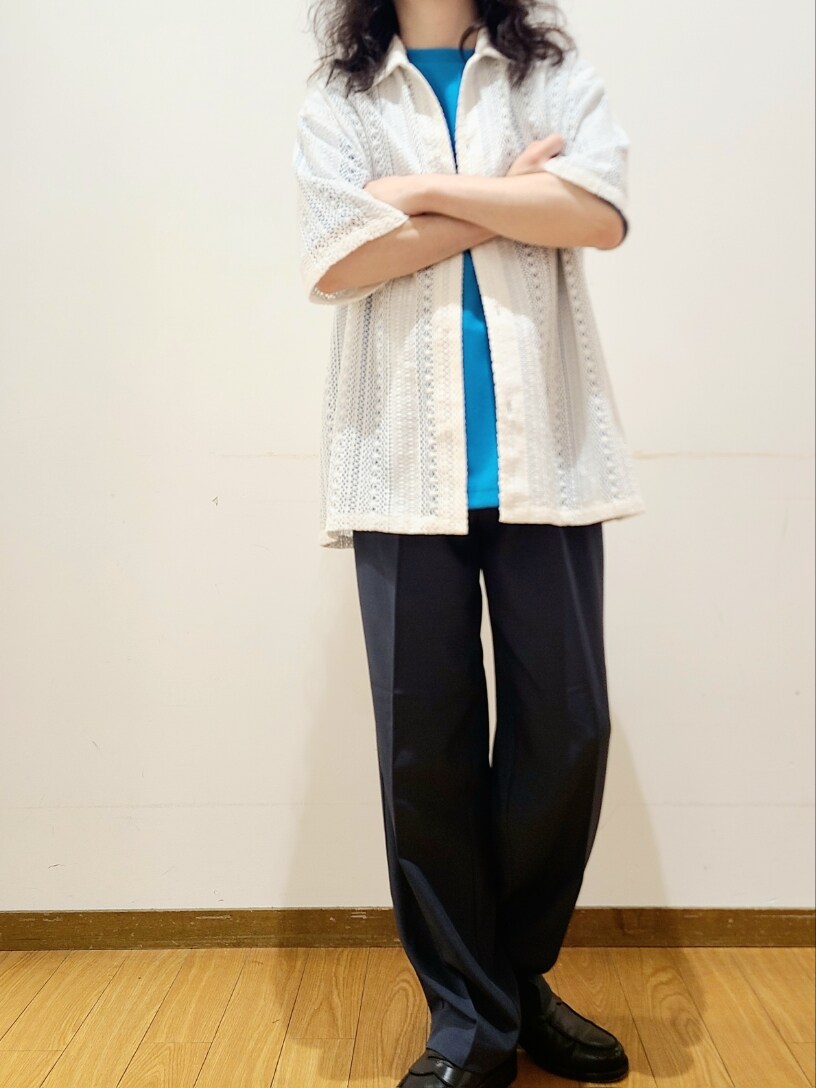 ホワイト系のシャツ/ブラウス、ブルー系のTシャツ/カットソー、ブルー系のスラックスを着用したメンズの夏コーディネートの6枚目の写真