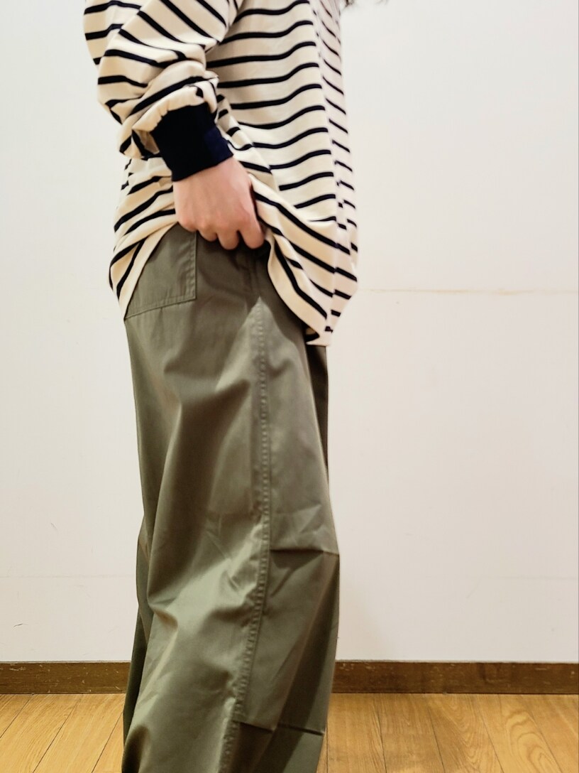 ブルー系のTシャツ/カットソー、グリーン系のカーゴパンツ、ブラウン系のメガネを着用したメンズの春コーディネートの6枚目の写真