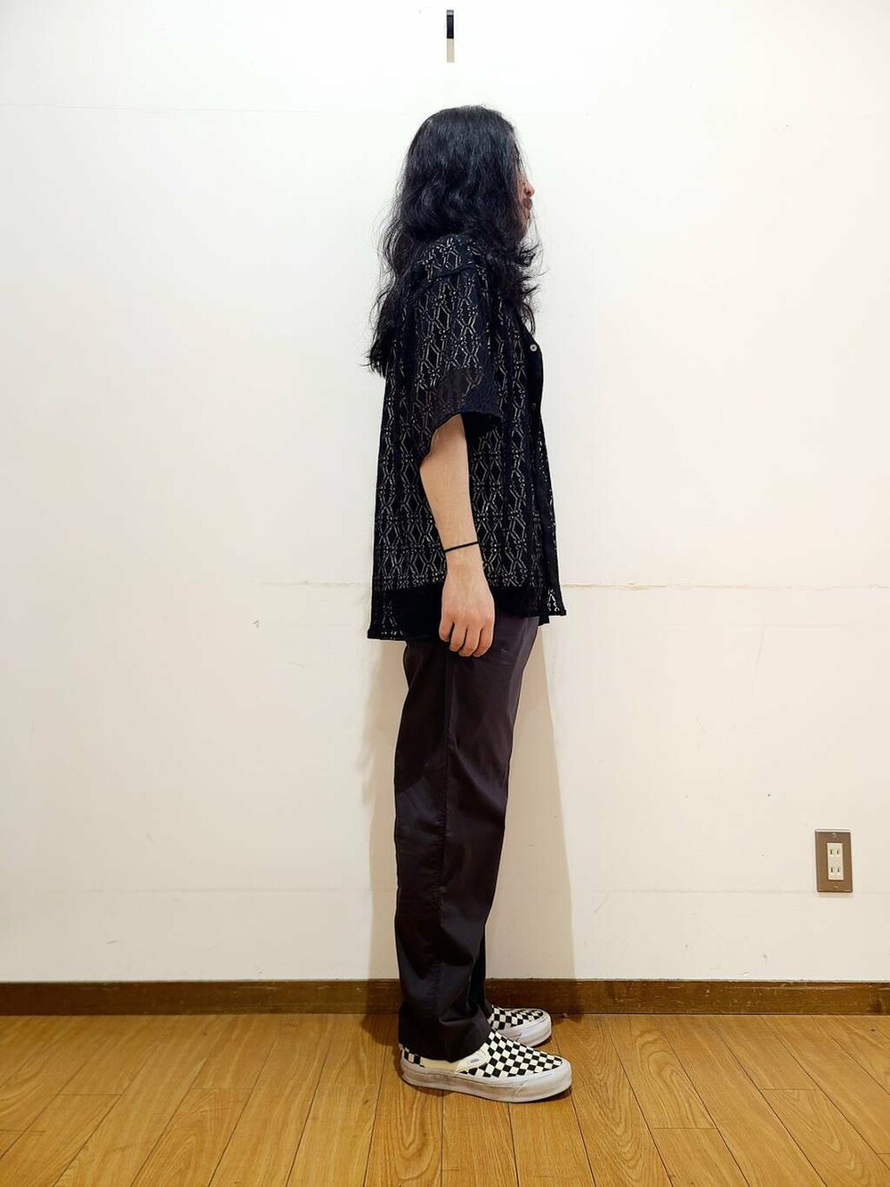 「シンプル、スニーカー、vans、カジュアル、モノトーン、イージーパンツ、シンプルコーデ、機能素材、柄シャツ、低身長、スニーカーコーデ、夏コーデ、UVカット、接触冷感、newarrival」｜「ITEMS URBANRESEARCHの『速乾/イージーケア/UVカット』高機能ポンチショートスリーブカットソー（Tシャツ/カットソー、ホワイト系）」を使った、アライタカノリさん（メンズ・164cm）の春コーディネートの2枚目の写真