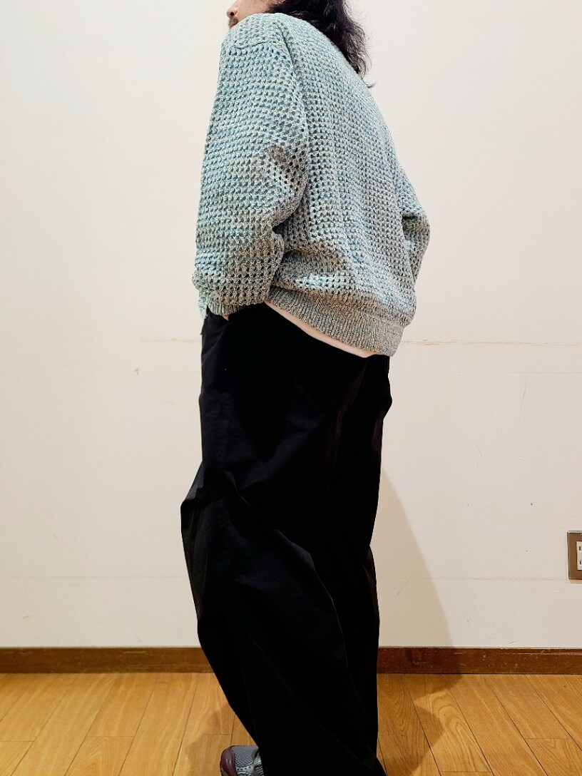 ホワイト系のTシャツ/カットソー、ブラック系のその他パンツを着用したメンズの冬コーディネートの7枚目の写真