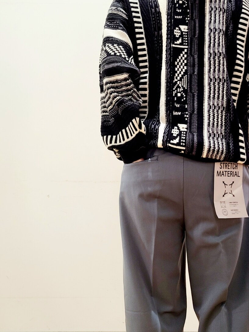 ブラック系のニット/セーター、グリーン系のその他パンツを着用したメンズの秋コーディネートの7枚目の写真